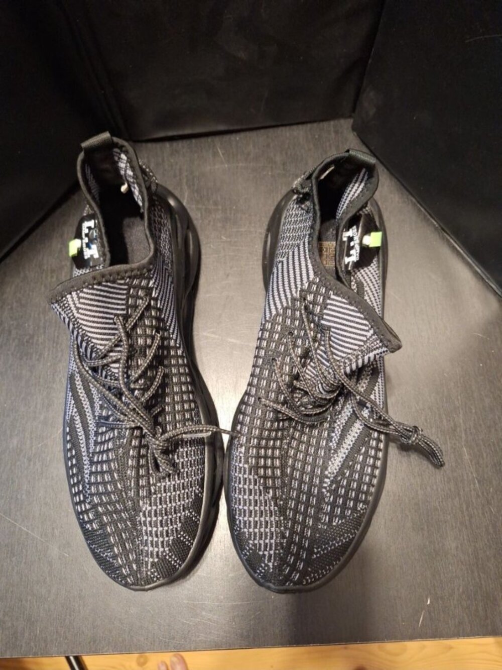 Men’s L.T. Damp Black Low Top Running Shoes Lace-Up Sneakers Black White Knit Pa